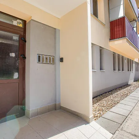 Hron River Apartment *